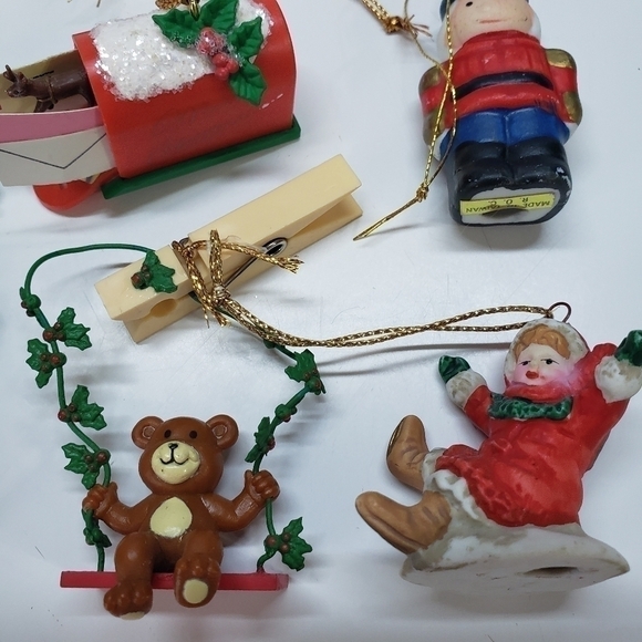 VINTAGE Mini Minatare Ornament Lot Nutcracker Bear Carolers Ceramic - Picture 5 of 6